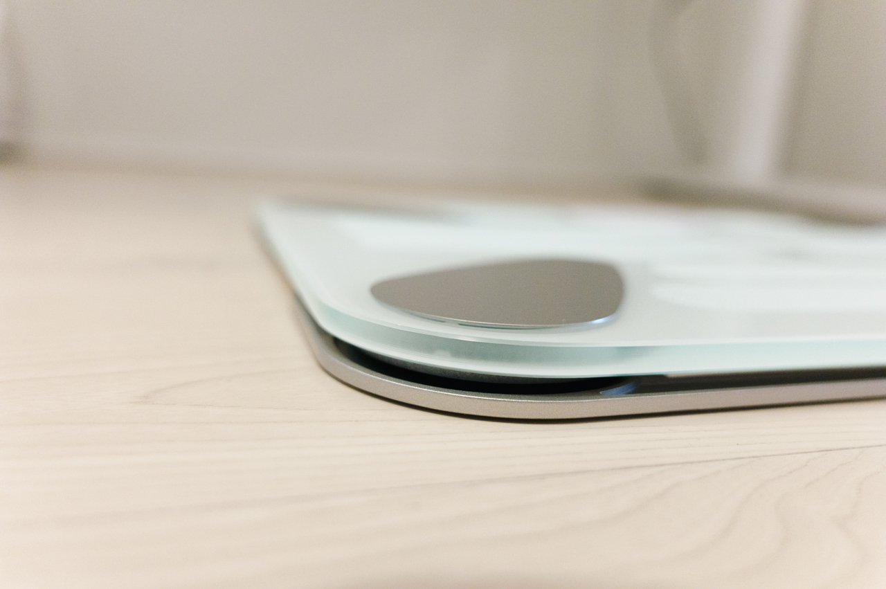 表面には強化ガラスが使われている