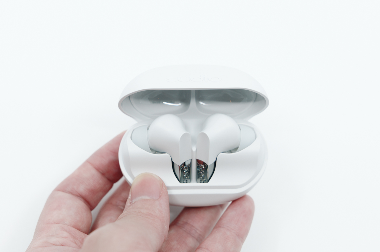 充電ケースを開けた様子