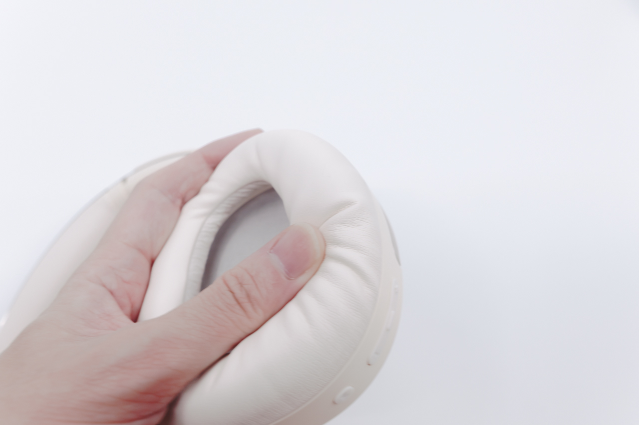 イヤーパッドは非常に肉厚でモチモチしている