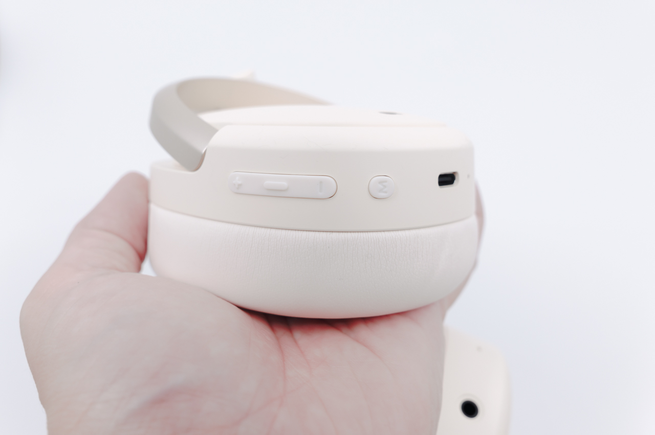 R側に操作ボタンがまとまっている