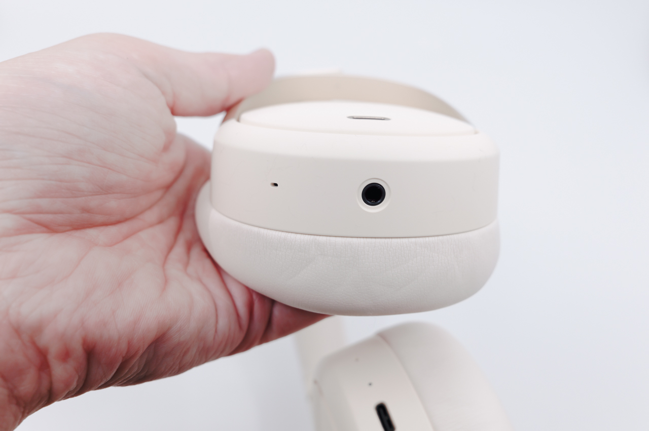 L側には3.5mmオーディオジャック