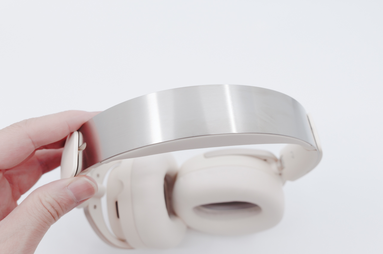 ヘッドバンドは金属板がスタイリッシュなデザイン