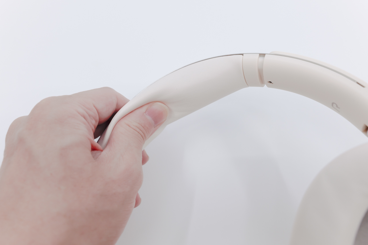 ヘッドバンド内側も非常に肉厚なクッションとなっている