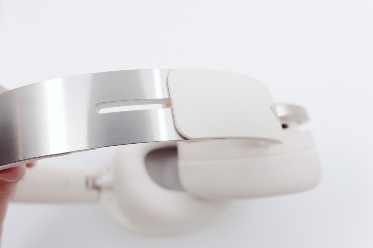 繋ぎ目の無い金属パネルの上をスライドするようなスタイリッシュなデザイン