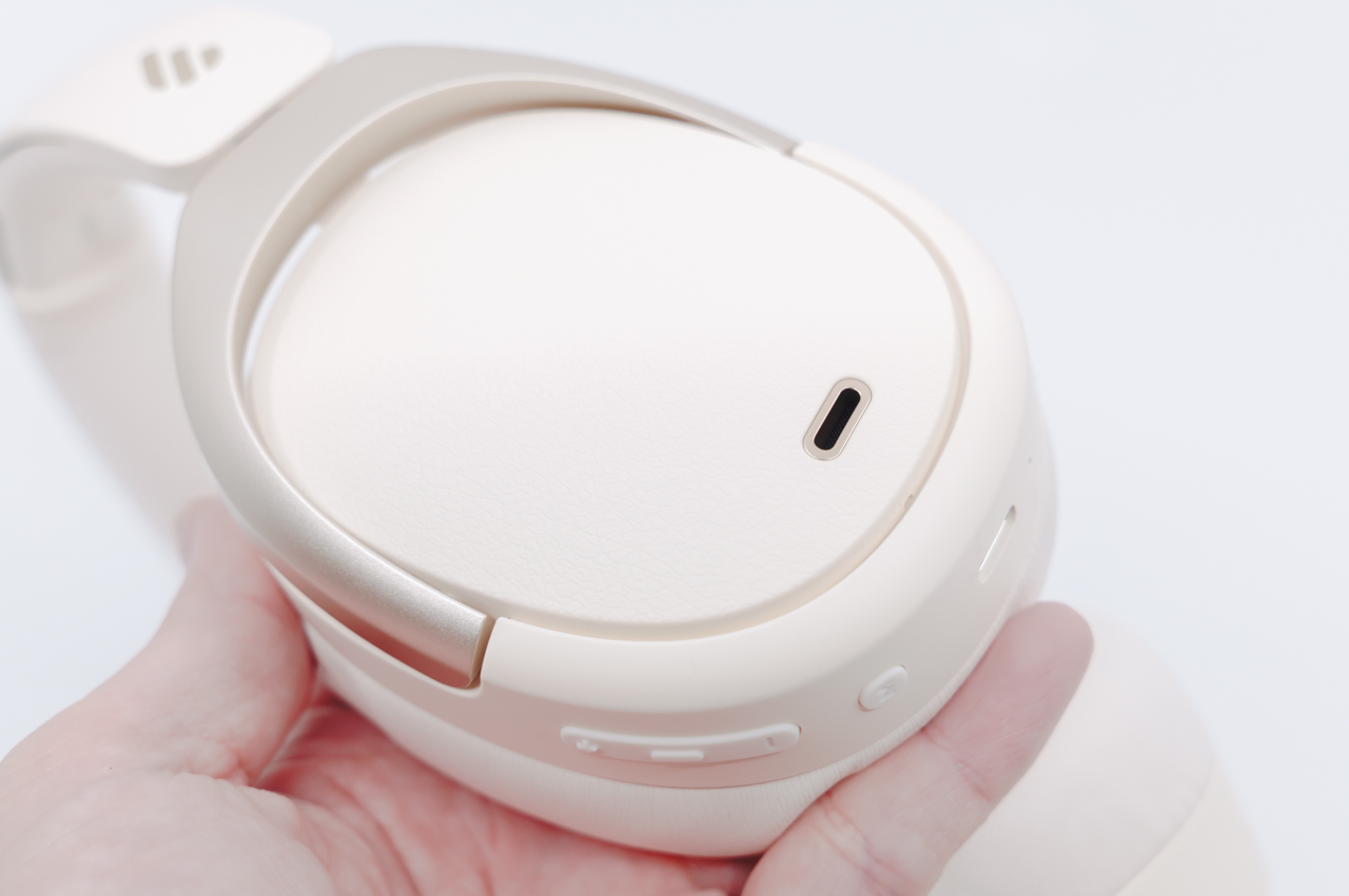 レザーっぽいシボ加工がされたハウジング表面