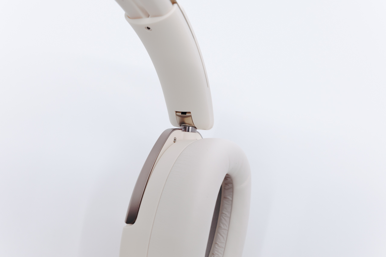 ヒンジ部分にも金属が使われている