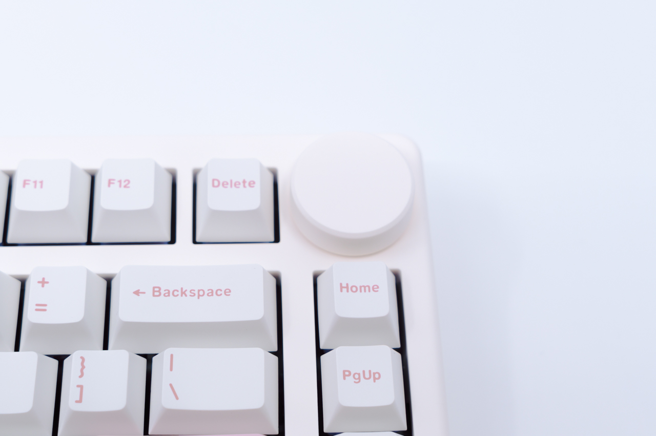 EPOMAKER QK81 レビュー/可愛すぎる75%レイアウトメカニカルキーボード。ノブ付きで音量調節もでき、打鍵感も良好 14 目を引く大きめのノブ