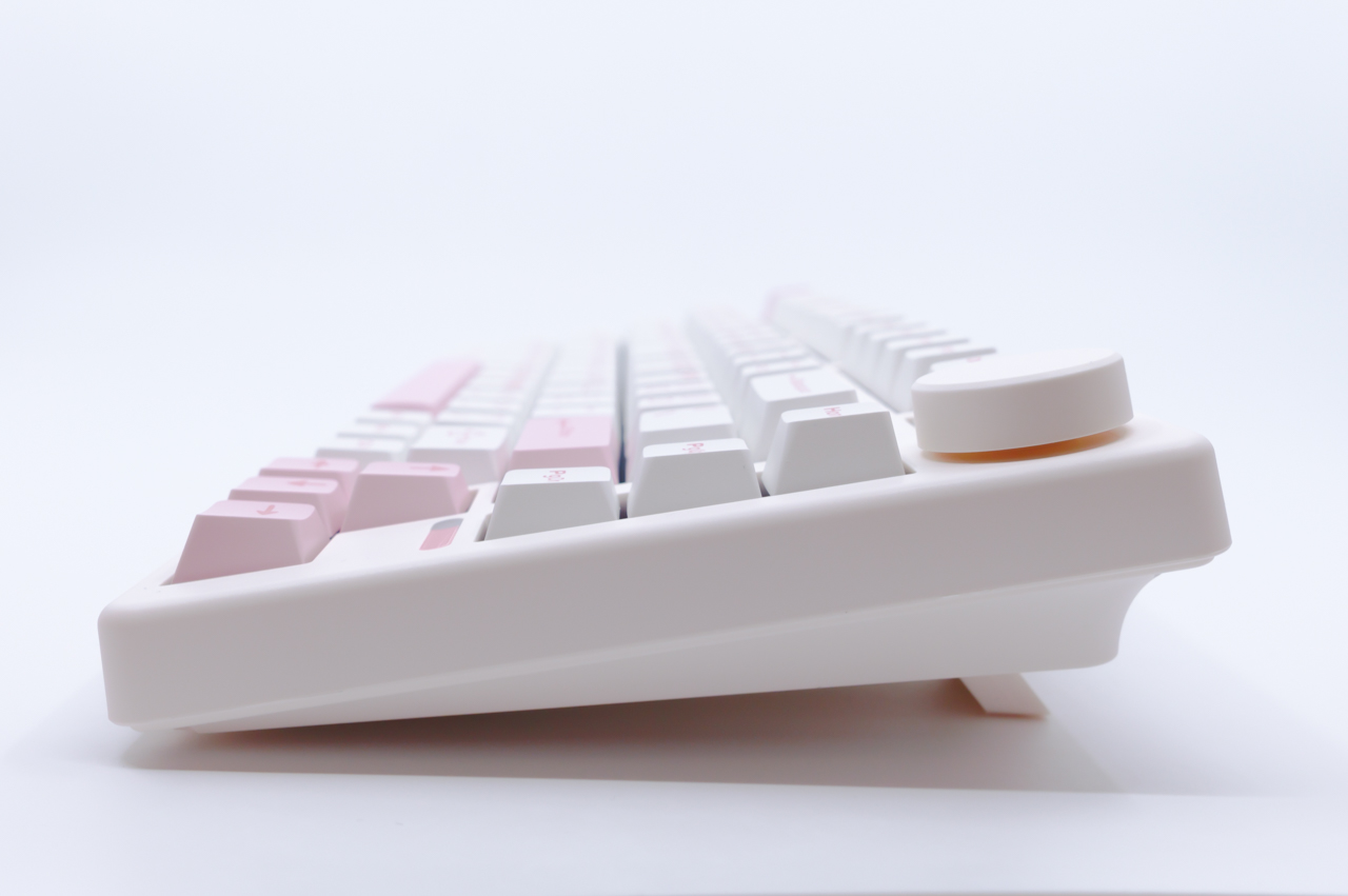 EPOMAKER QK81 レビュー/可愛すぎる75%レイアウトメカニカルキーボード。ノブ付きで音量調節もでき、打鍵感も良好 20 キックスタンドを起こした状態