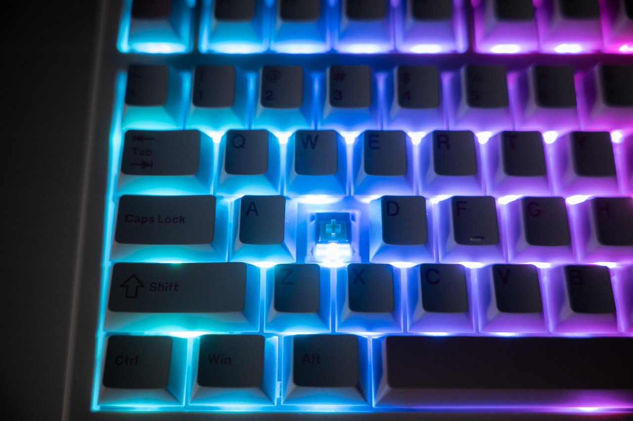 EPOMAKER QK81 レビュー/可愛すぎる75%レイアウトメカニカルキーボード。ノブ付きで音量調節もでき、打鍵感も良好 30 かなりハッキリと光るので、やや眩しくも感じる
