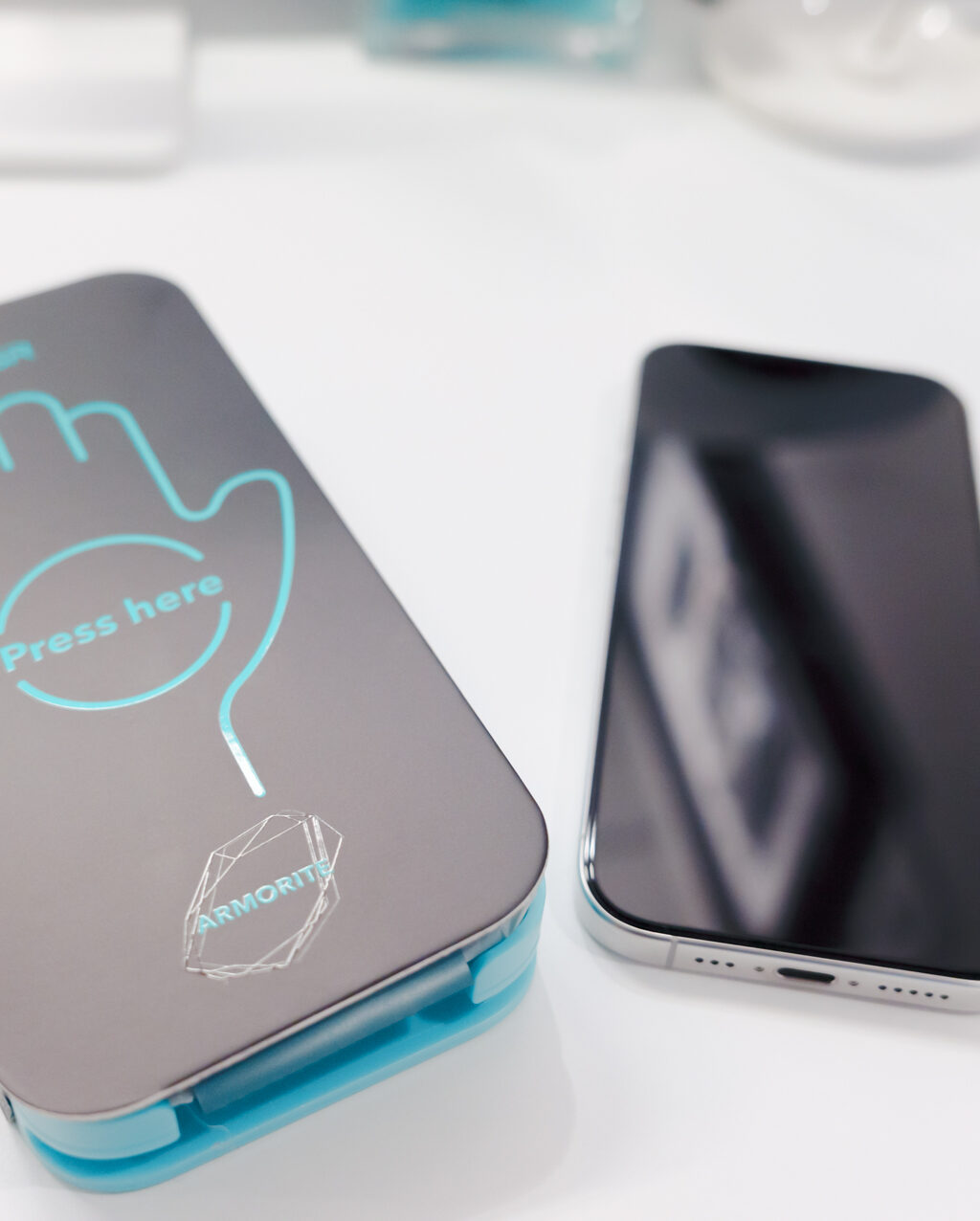 ESR Armorite ガラスフィルム レビュー／iPhoneを置いて引くだけ。ズレ・気泡無しの貼り付けが可能