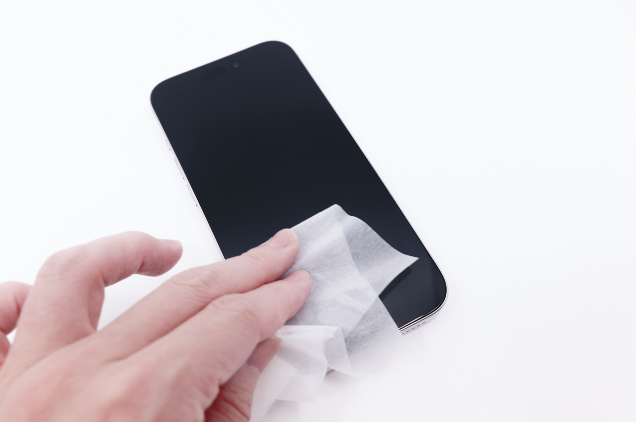 ウェットワイプで画面を掃除