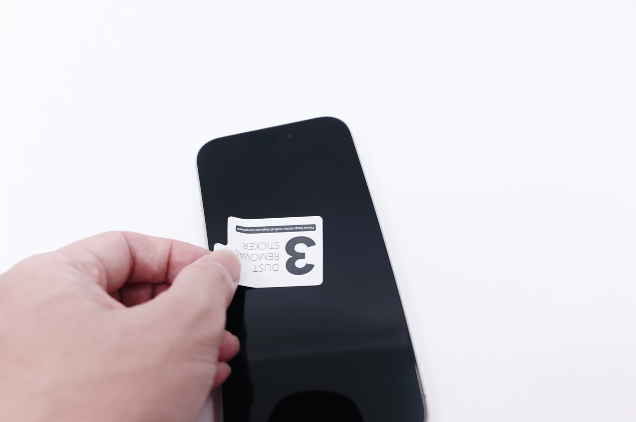 粘着テープで細かいホコリを除去