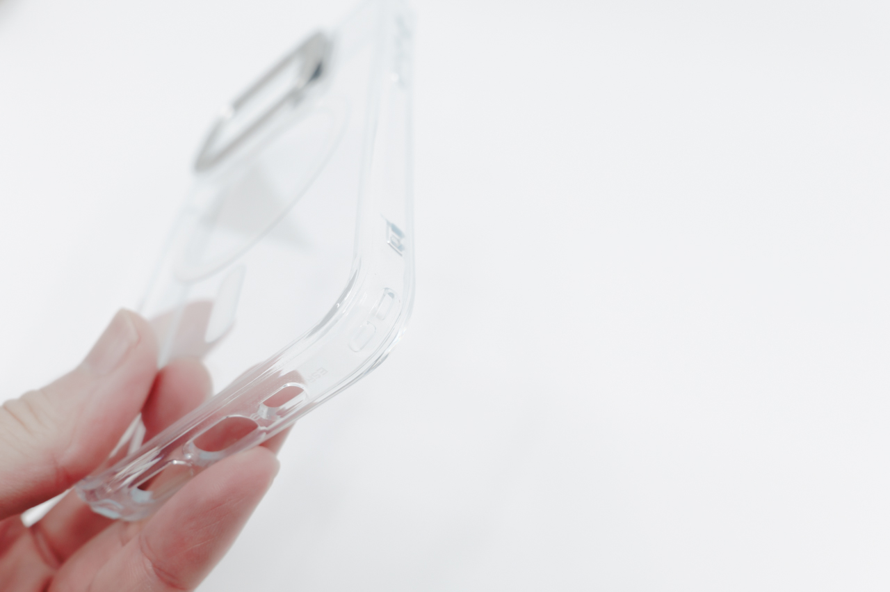 ESR iPhone用保護ケース(Classic Hybrid・Cloud Soft) レビュー/MagSafe対応で隠れスタンド付き。本体もカメラも保護でき価格も安い 16 ケースは強度を持ちながらも柔軟性がある