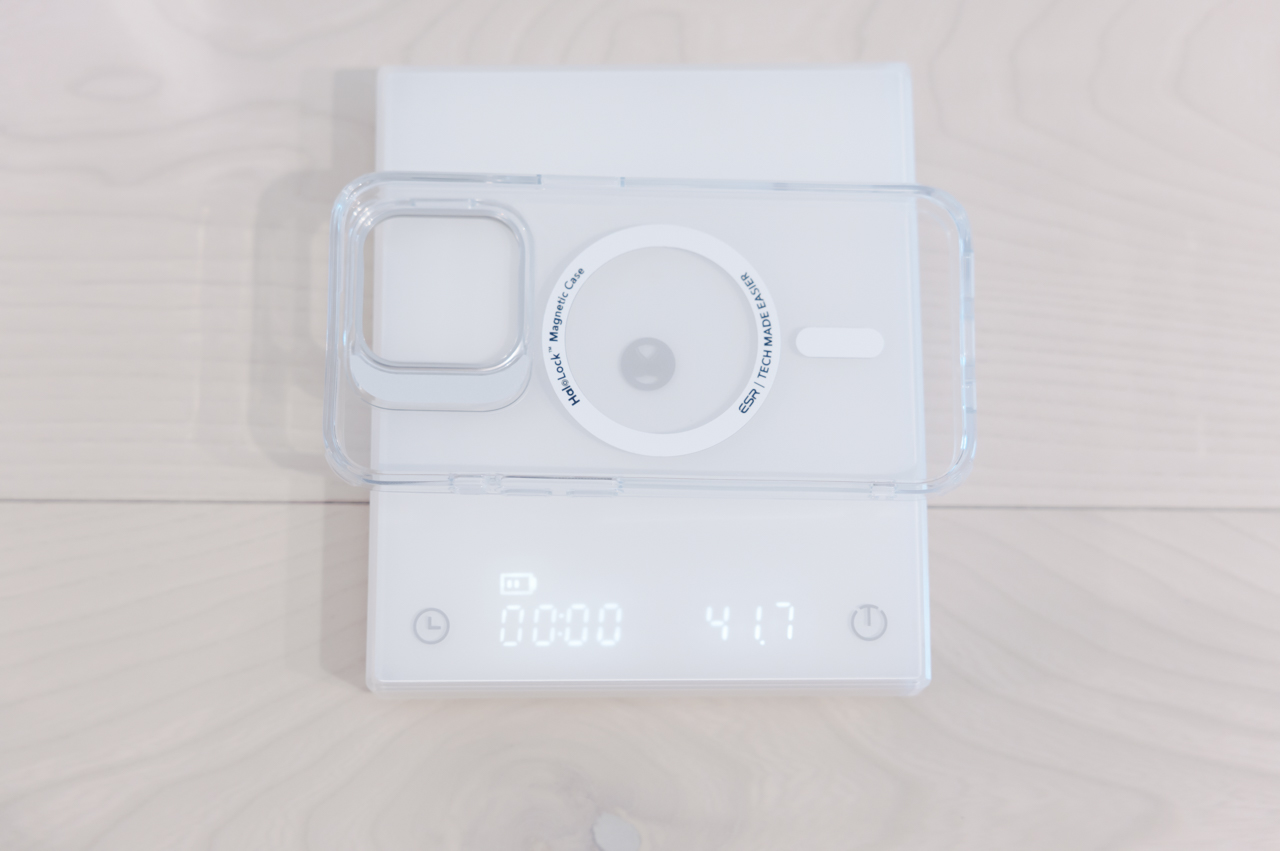 ESR iPhone用保護ケース(Classic Hybrid・Cloud Soft) レビュー/MagSafe対応で隠れスタンド付き。本体もカメラも保護でき価格も安い 20 重量は実測で41.7g