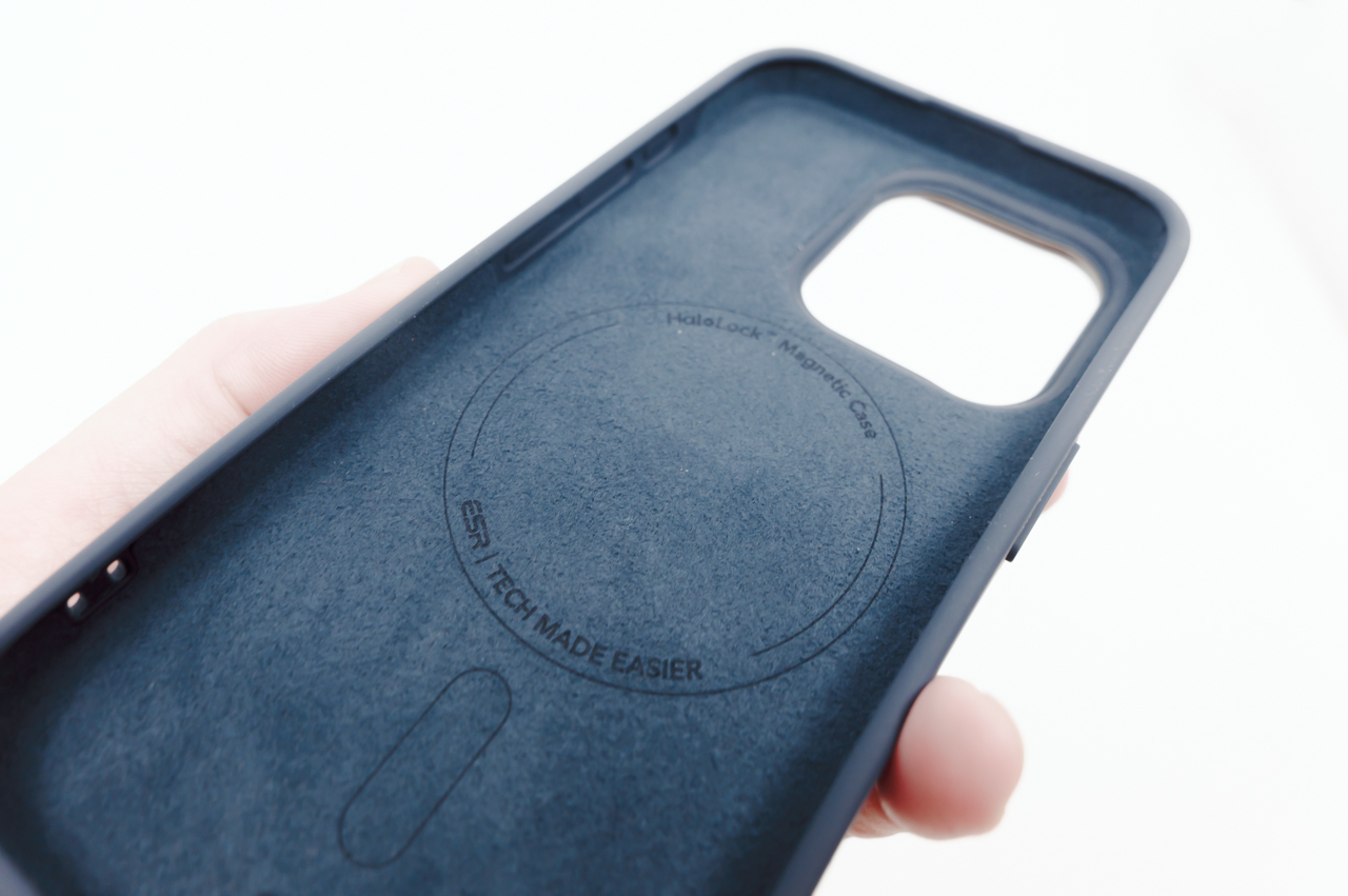 ESR iPhone用保護ケース(Classic Hybrid・Cloud Soft) レビュー/MagSafe対応で隠れスタンド付き。本体もカメラも保護でき価格も安い 25 内側はソフトマイクロファイバー裏地になっている