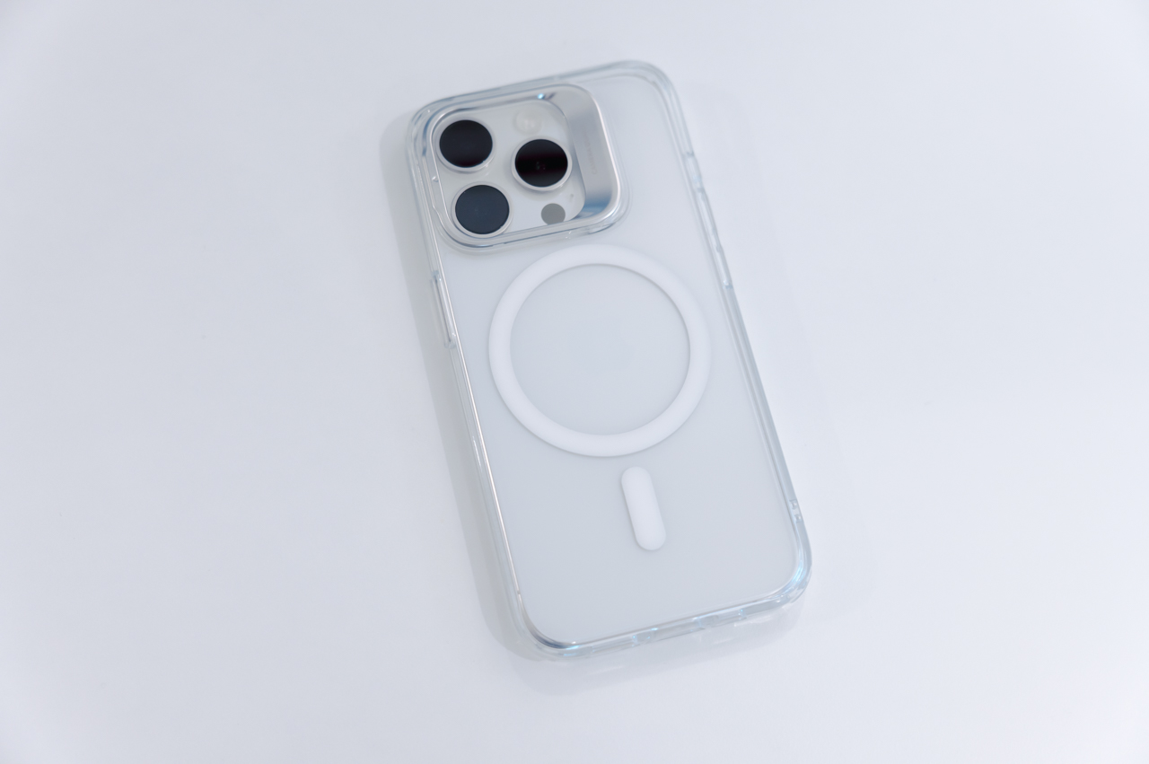 ESR iPhone用保護ケース(Classic Hybrid・Cloud Soft) レビュー/MagSafe対応で隠れスタンド付き。本体もカメラも保護でき価格も安い 31 iPhoneにClassic Hybrid Caseを付けた様子