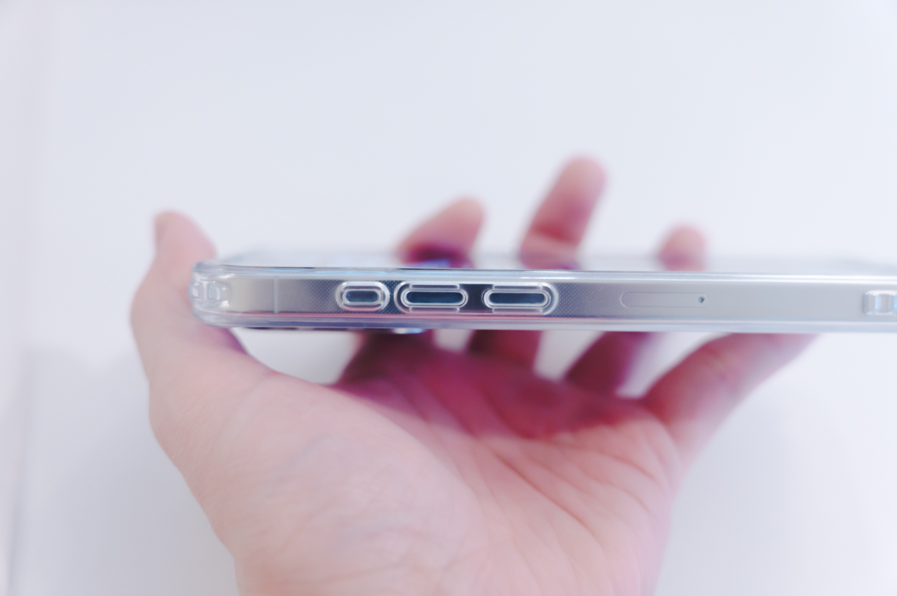 ESR iPhone用保護ケース(Classic Hybrid・Cloud Soft) レビュー/MagSafe対応で隠れスタンド付き。本体もカメラも保護でき価格も安い 32 ボタン周り