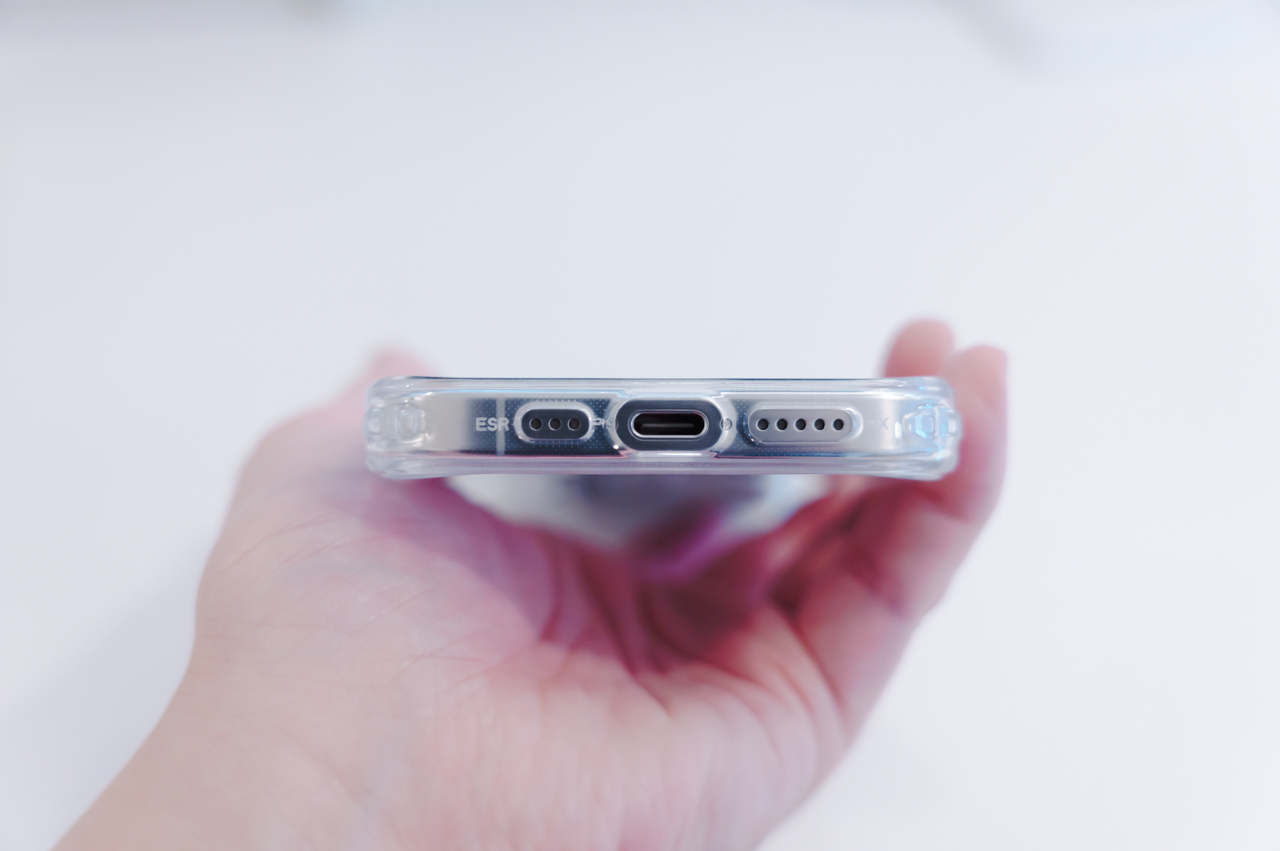 ESR iPhone用保護ケース(Classic Hybrid・Cloud Soft) レビュー/MagSafe対応で隠れスタンド付き。本体もカメラも保護でき価格も安い 33 端子やスピーカー周り