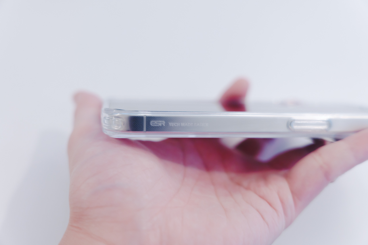 ESR iPhone用保護ケース(Classic Hybrid・Cloud Soft) レビュー/MagSafe対応で隠れスタンド付き。本体もカメラも保護でき価格も安い 35 うっすらと見えるロゴ