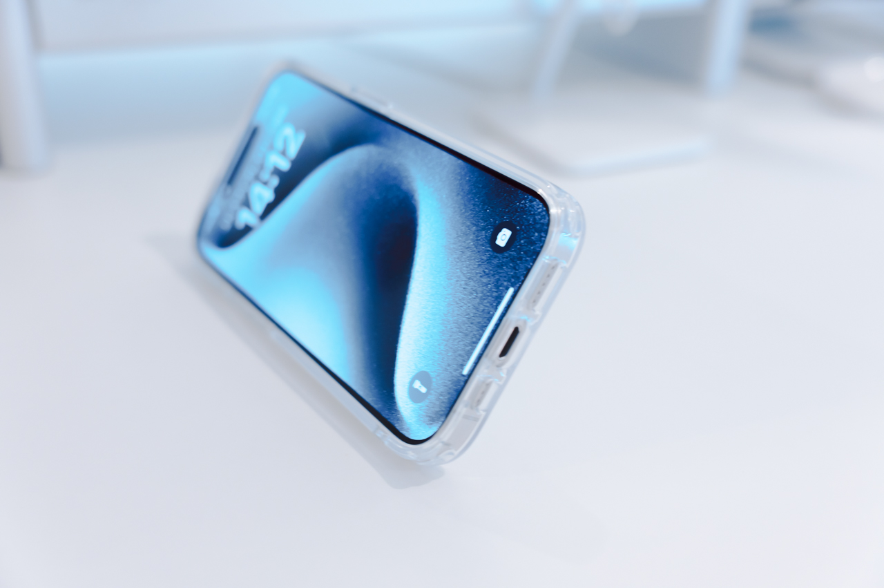 ESR iPhone用保護ケース(Classic Hybrid・Cloud Soft) レビュー/MagSafe対応で隠れスタンド付き。本体もカメラも保護でき価格も安い 38 Youtubeなどの視聴に便利