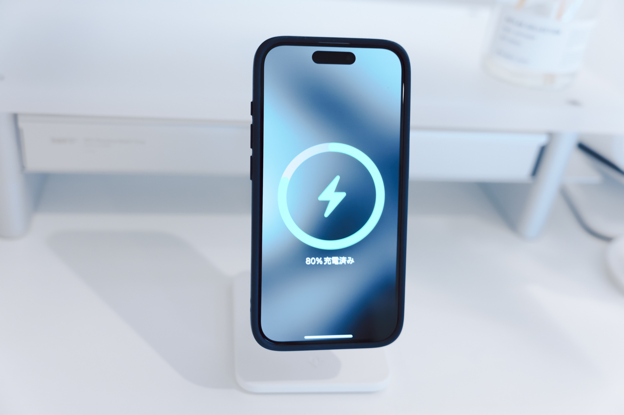 ESR iPhone用保護ケース(Classic Hybrid・Cloud Soft) レビュー/MagSafe対応で隠れスタンド付き。本体もカメラも保護でき価格も安い 49 こちらも問題なく充電可能