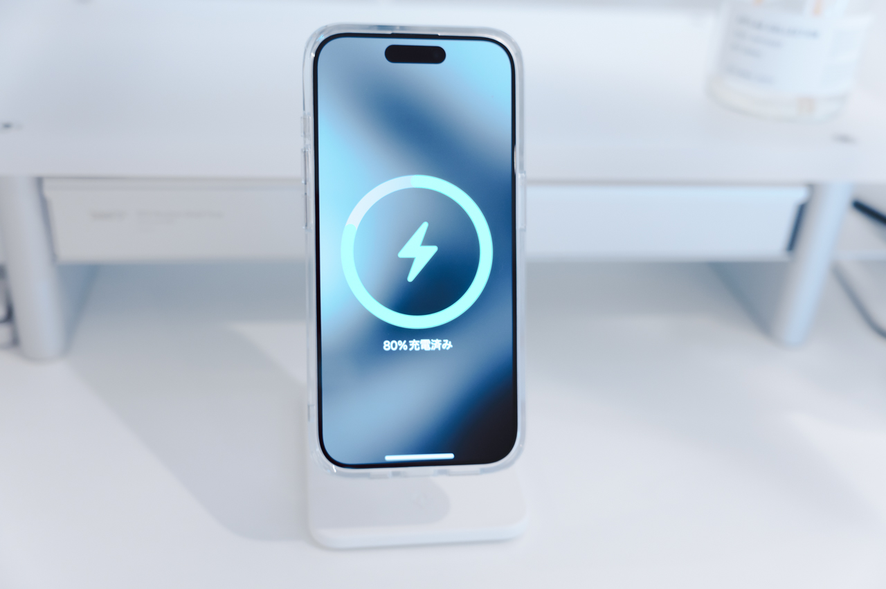 ESR iPhone用保護ケース(Classic Hybrid・Cloud Soft) レビュー/MagSafe対応で隠れスタンド付き。本体もカメラも保護でき価格も安い 47 問題なく充電可能