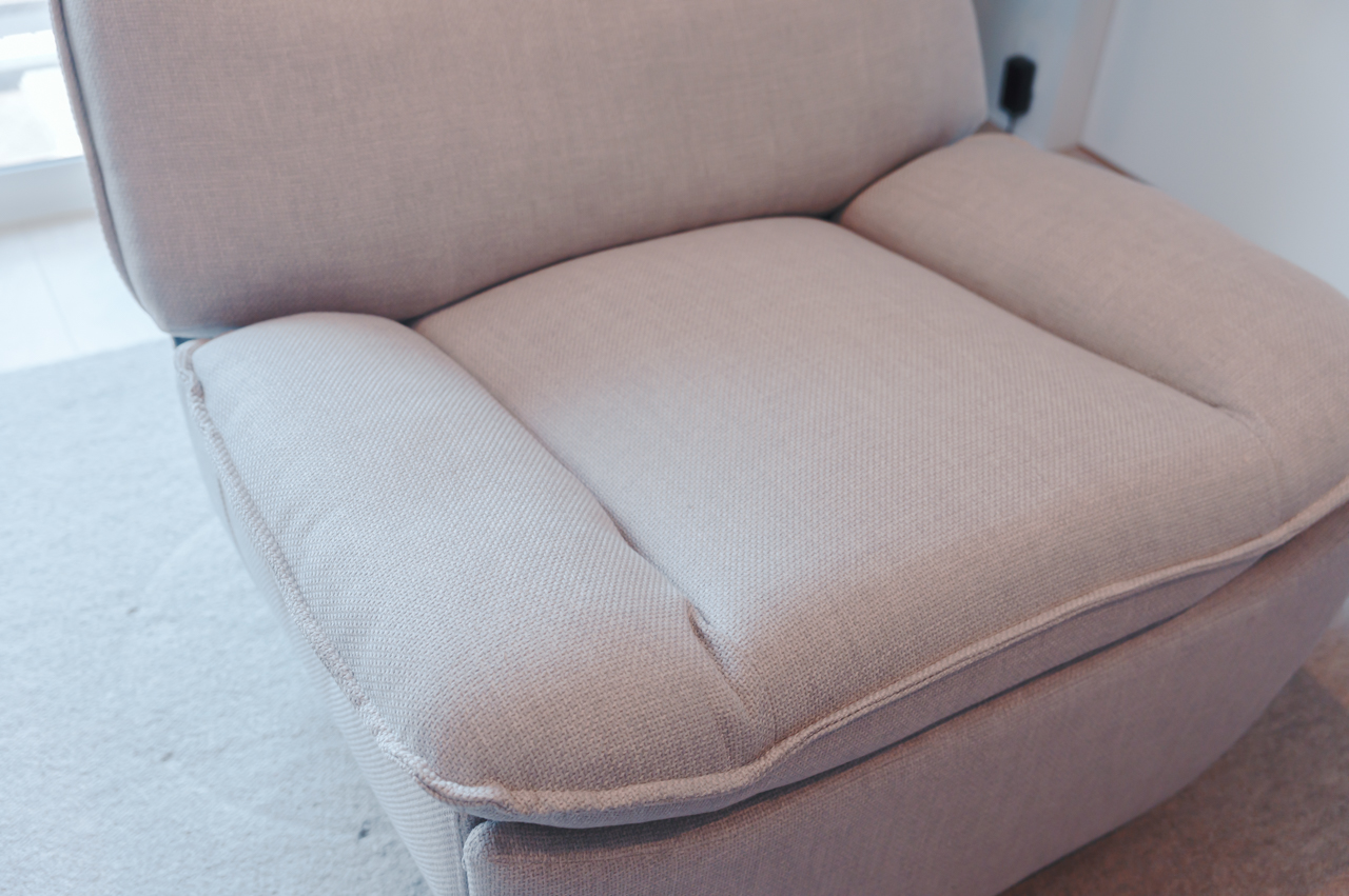 座面はぶ厚めなクッション