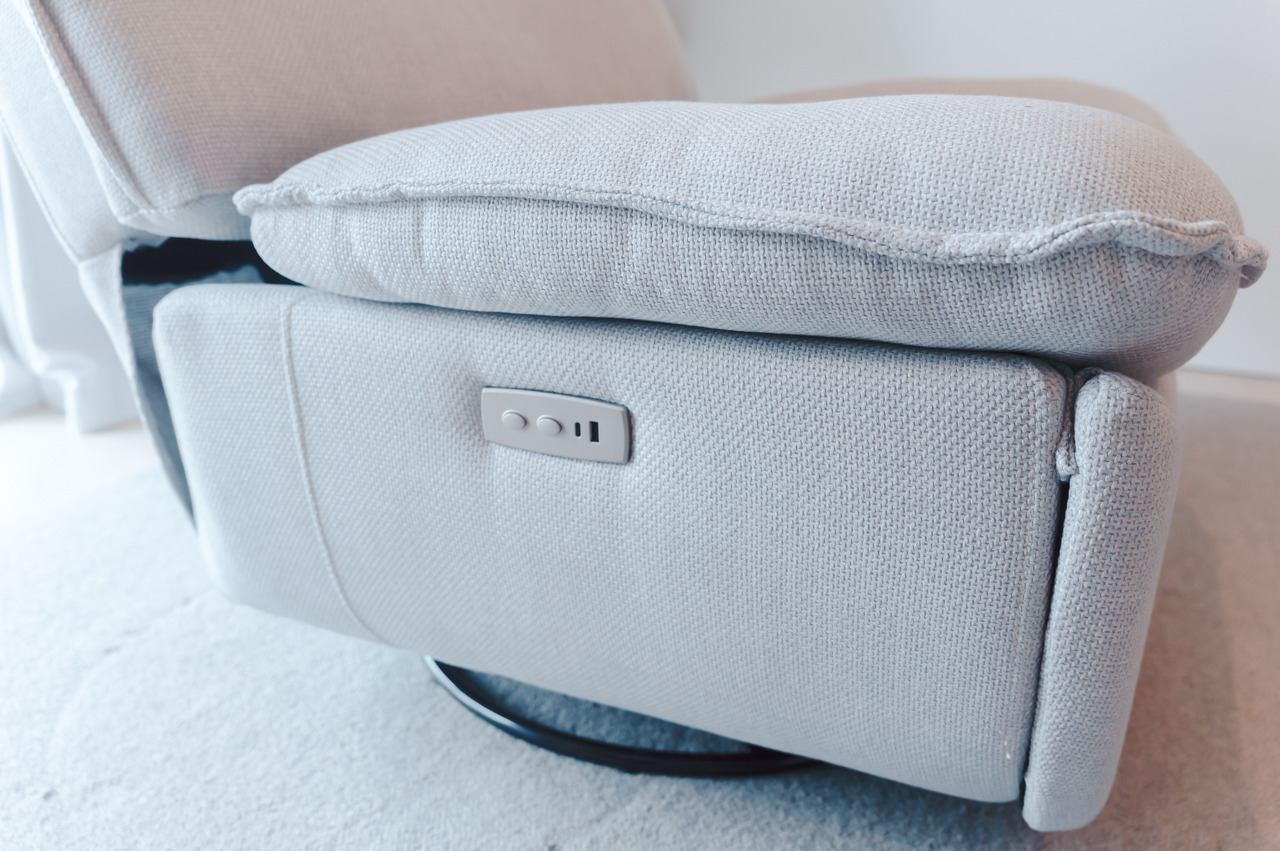 右手側にボタンとUSBポート