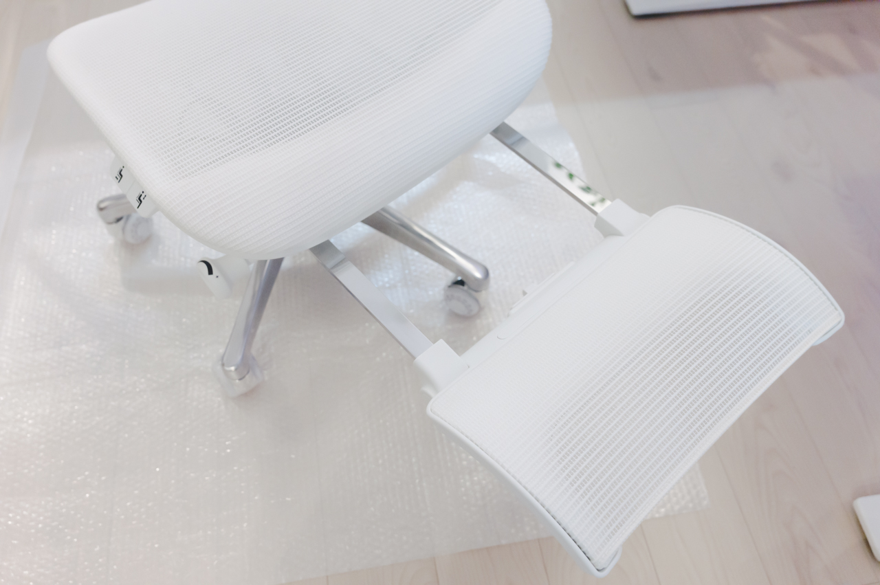 COFO Chair Premium 2 レビュー/進化したキャスターとアームレストが凄すぎる…!フローリングにも最適なオフィスチェア 14 座面を乗せ、フットレストを取り付け