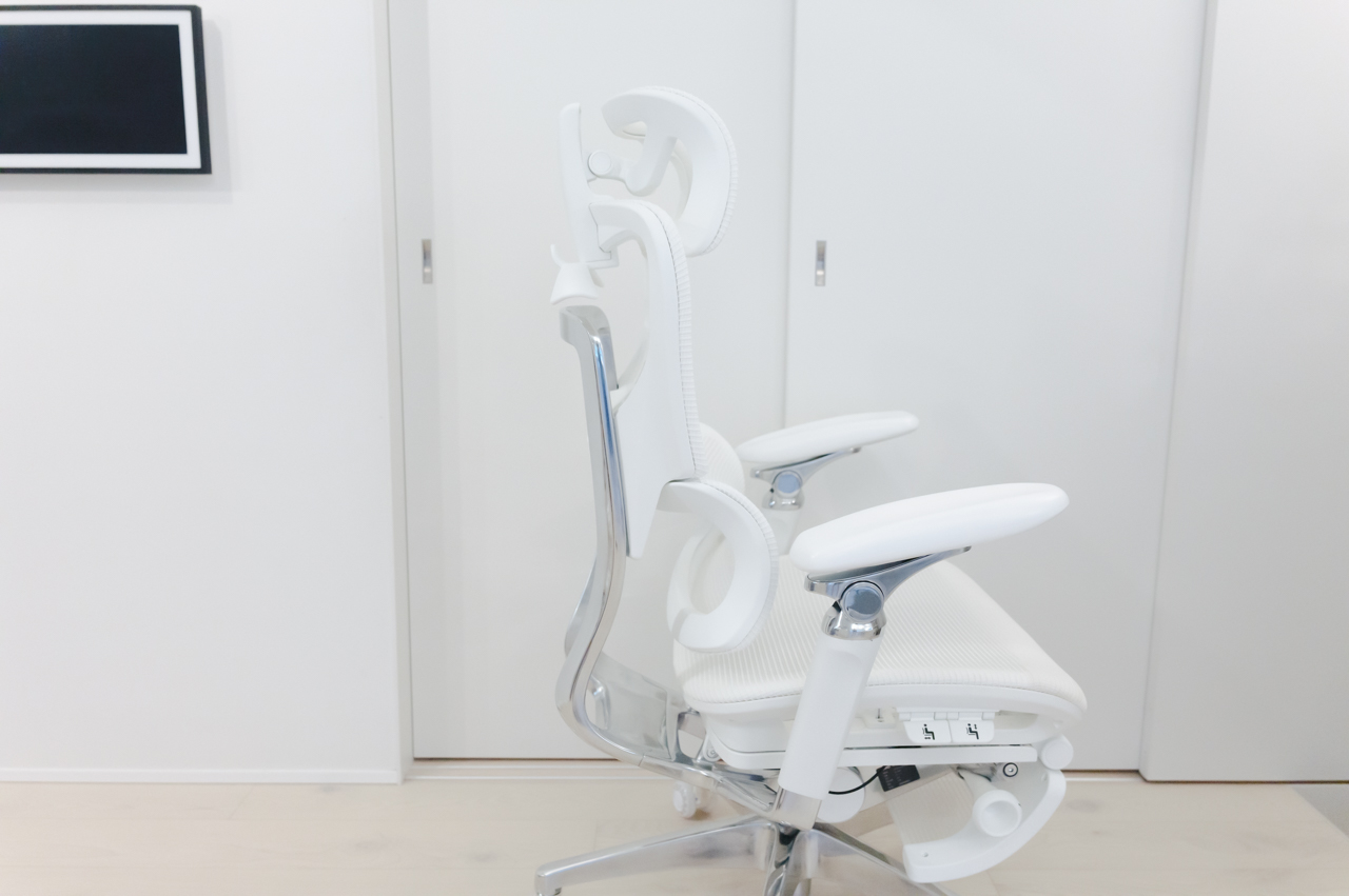 COFO Chair Premium 2 レビュー/進化したキャスターとアームレストが凄すぎる…!フローリングにも最適なオフィスチェア 29 背もたれを低くした様子