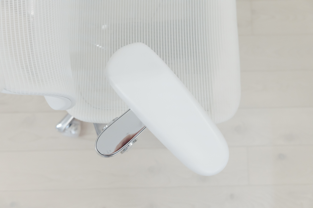COFO Chair Premium 2 レビュー/進化したキャスターとアームレストが凄すぎる…!フローリングにも最適なオフィスチェア 51 上と下それぞれで角度の調整が可能
