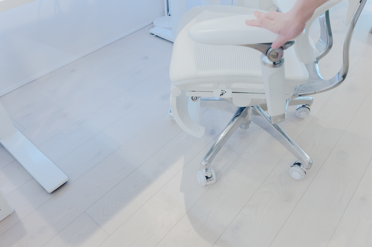 COFO Chair Premium 2 レビュー/進化したキャスターとアームレストが凄すぎる…!フローリングにも最適なオフィスチェア 53 滑らかな動き
