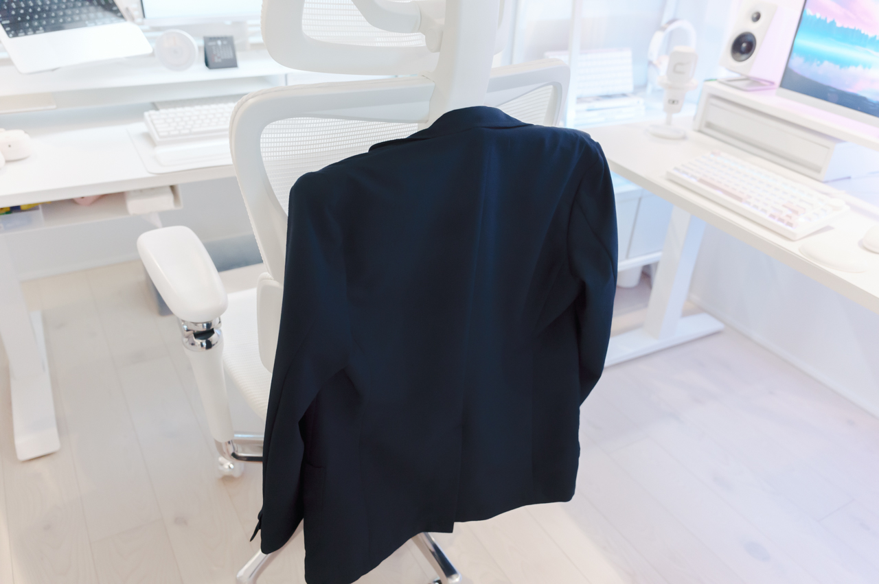 COFO Chair Premium 2 レビュー/進化したキャスターとアームレストが凄すぎる…!フローリングにも最適なオフィスチェア 31 ハンガーパーツにはジャケットなどをかけられる