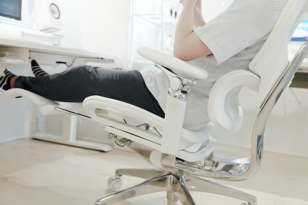 COFO Chair Premium 2 レビュー/進化したキャスターとアームレストが凄すぎる…!フローリングにも最適なオフィスチェア 49 リクライニングを倒すとリラックスできる