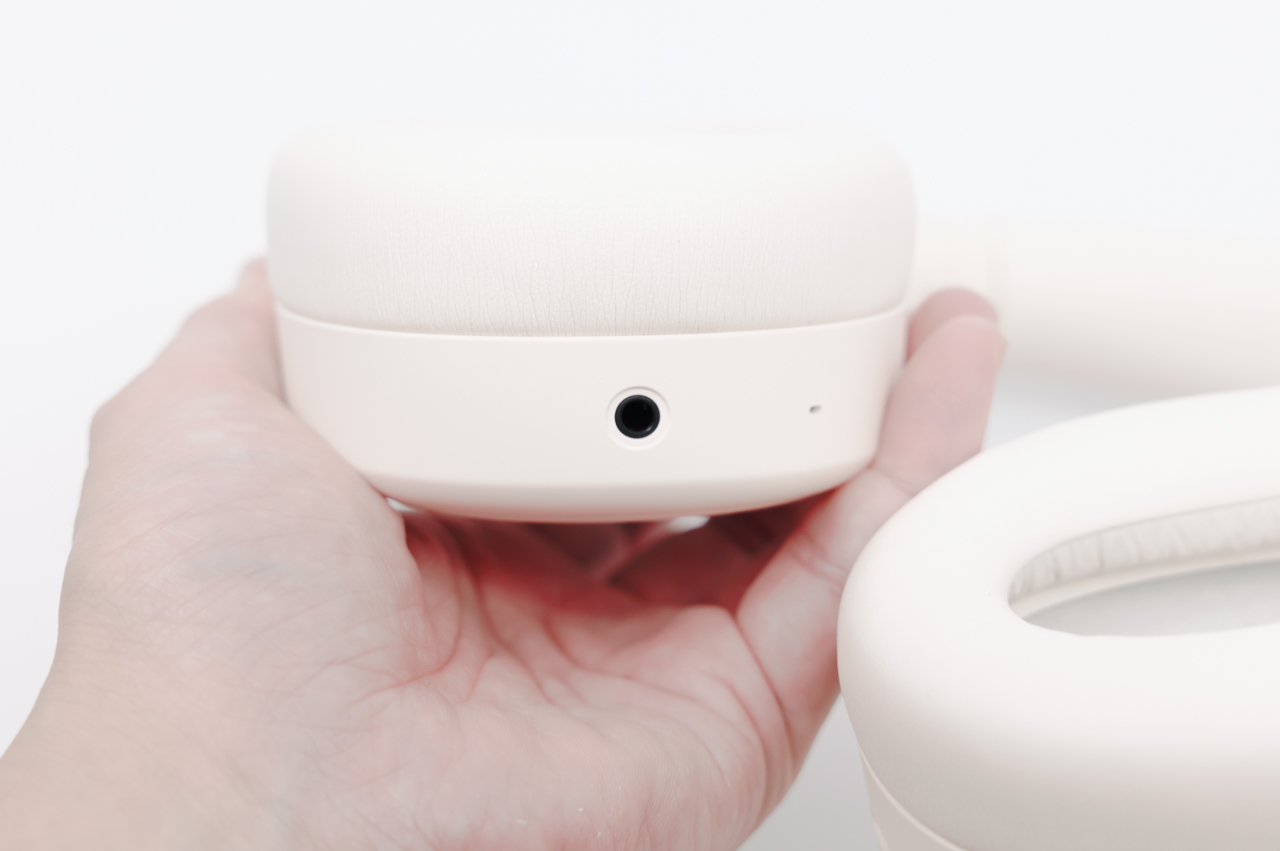 左側には3.5mmイヤホンジャック