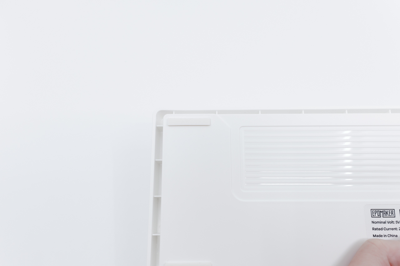 四隅には滑り止め用のゴム