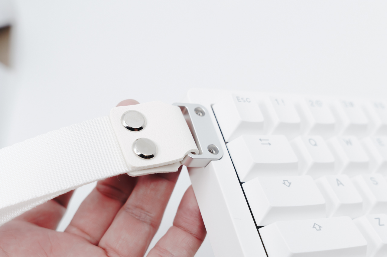 付属のストラップを取り付けた様子