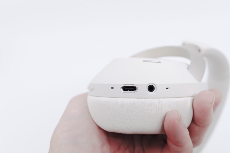 HAYLOU S40 レビュー/本体の性能や機能はかなり高いワイヤレスヘッドホン。アプリなどソフトウェア周りは今後の改善に期待 15 更にUSB-Cポートとマイク用ジャックも搭載