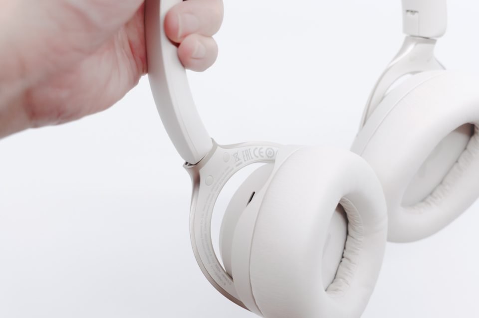 HAYLOU S40 レビュー/本体の性能や機能はかなり高いワイヤレスヘッドホン。アプリなどソフトウェア周りは今後の改善に期待 16 ヒンジ裏側に見える認証マーク