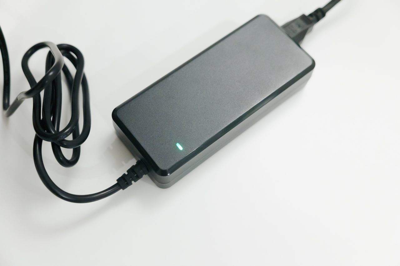 INNOCN 27D1U レビュー/簡単にMacと色を揃えられるコスパぶっ壊れ27インチ4Kモニター 30 電源アダプタのケーブルは結構太い