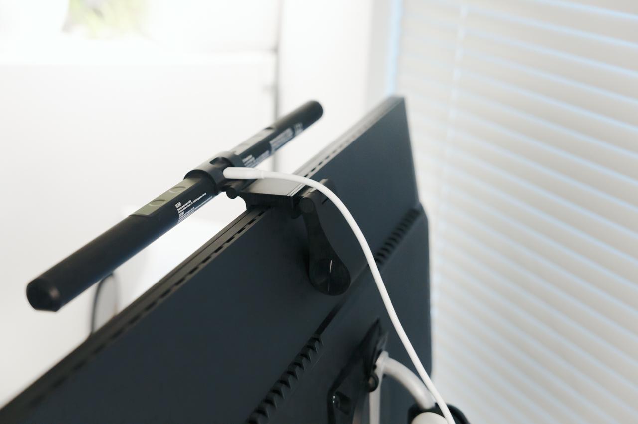 INNOCN 27D1U レビュー/簡単にMacと色を揃えられるコスパぶっ壊れ27インチ4Kモニター 48 モニターライト設置してる様子