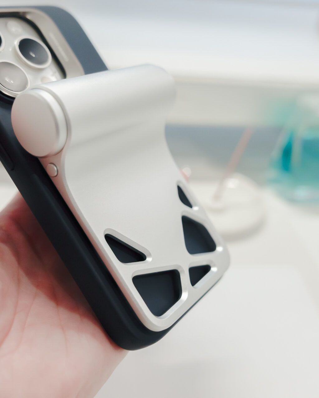 【7sGood】マンタ電力 マグネット式モバイルバッテリー レビュー／未来感を感じる独創的なデザインがロマンを感じる