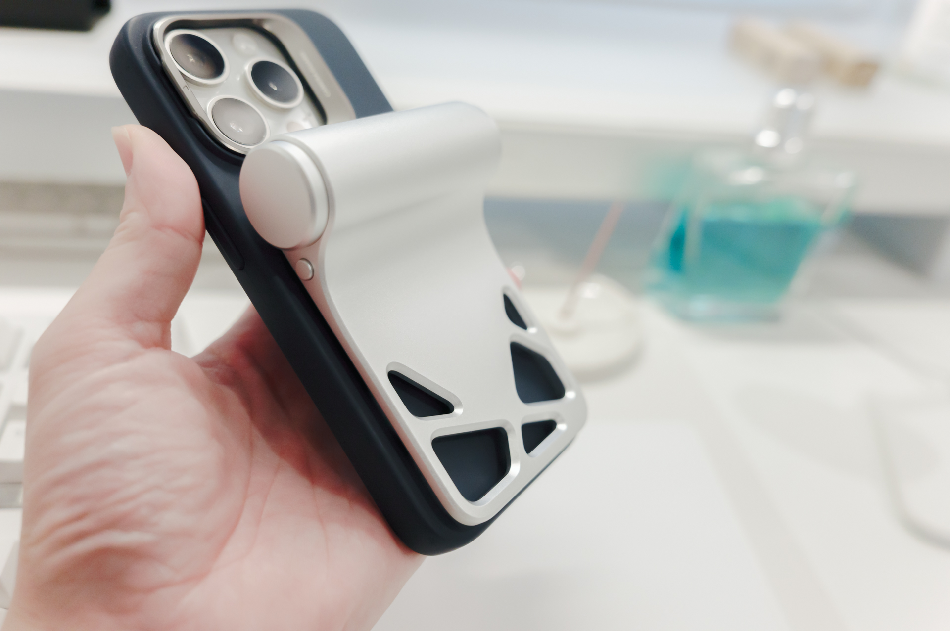 【7sGood】マンタ電力 マグネット式モバイルバッテリー レビュー／未来感を感じる独創的なデザインがロマンを感じる