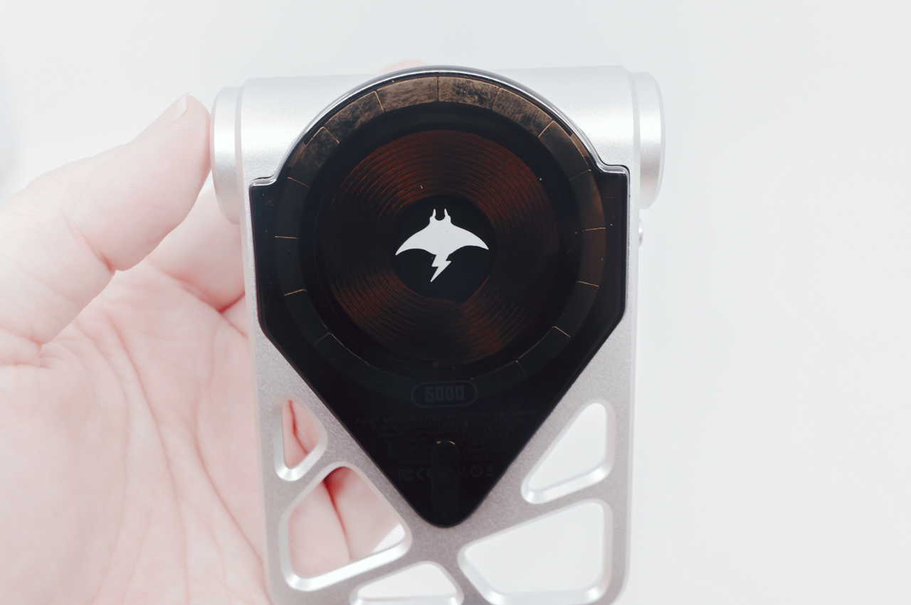 【7sGood】マンタ電力 マグネット式モバイルバッテリー レビュー/未来感を感じる独創的なデザインがロマンを感じる 18 mantapower mobilebattery 14