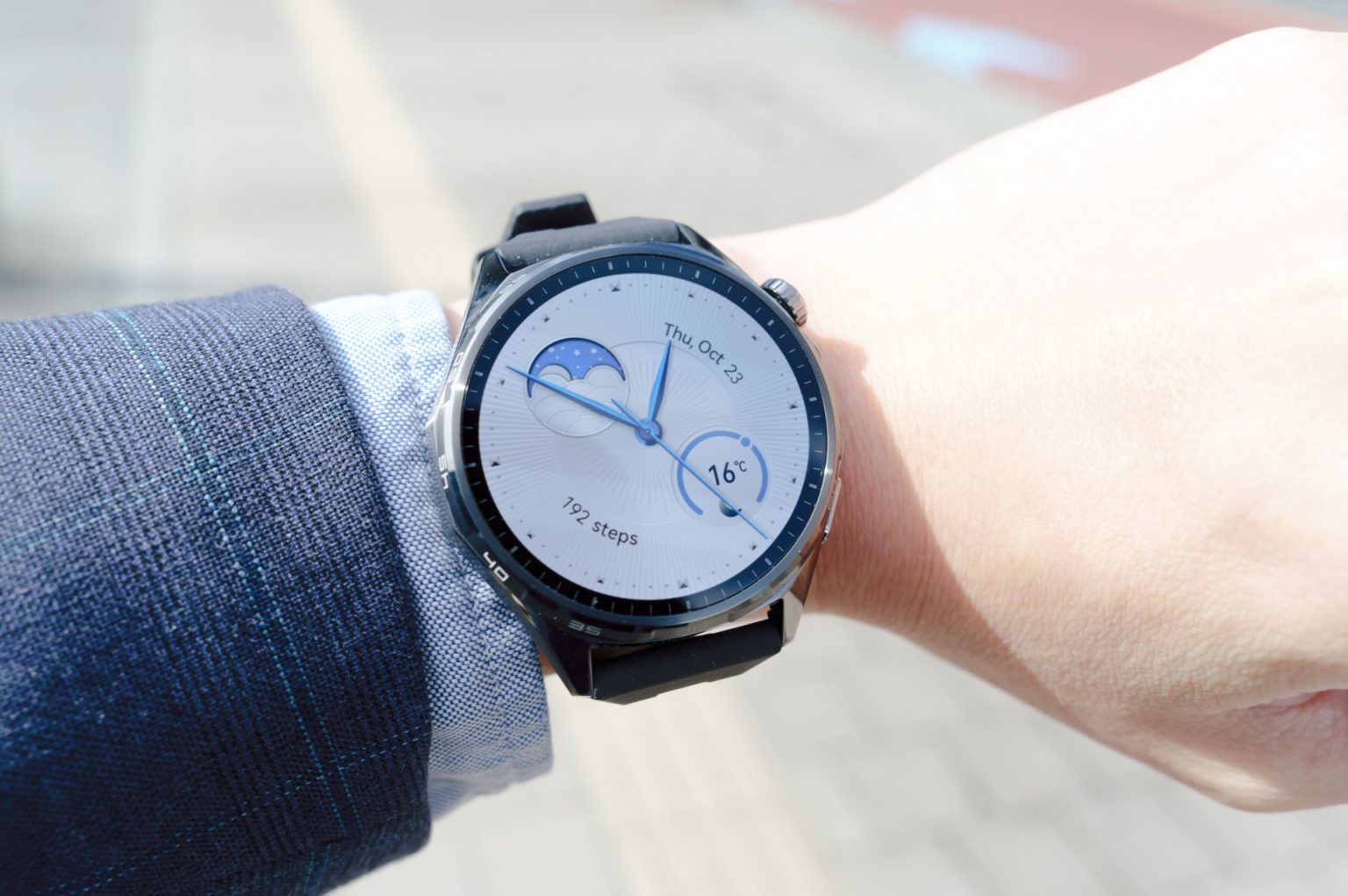 HUAWEI WATCH GT 6 レビュー／驚異的なバッテリー持ちを実現したスマートウォッチ。スポーツにも日常使いにも使え、高級感あるデザインが特徴
