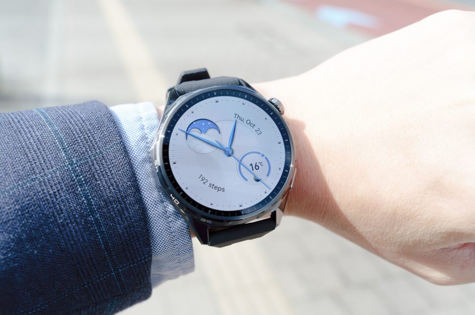 HUAWEI WATCH GT 6 レビュー／驚異的なバッテリー持ちを実現したスマートウォッチ。スポーツにも日常使いにも使え、高級感あるデザインが特徴
