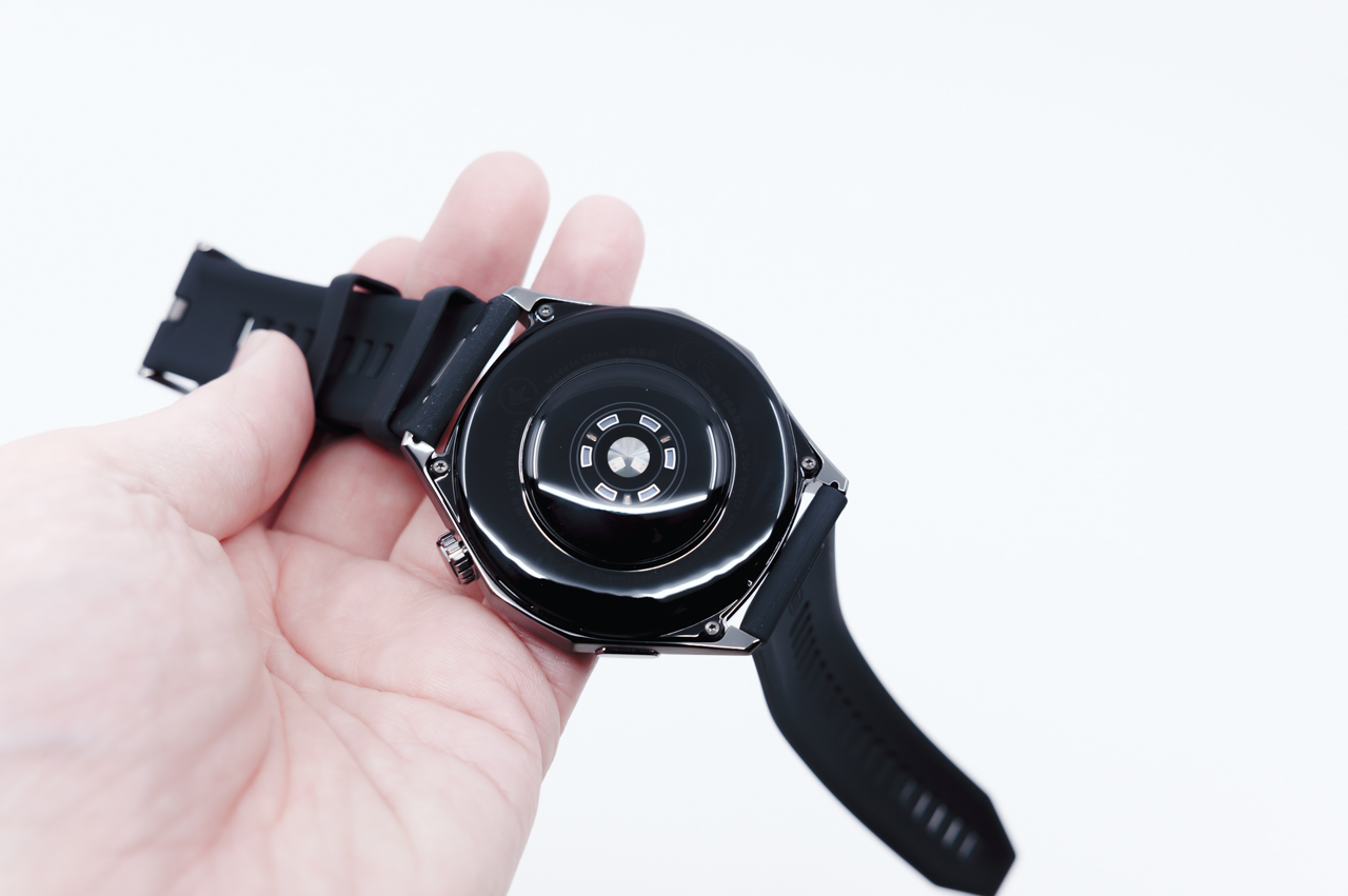 HUAWEI WATCH GT 6 レビュー/驚異的なバッテリー持ちを実現したスマートウォッチ。スポーツにも日常使いにも使え、高級感あるデザインが特徴 14 内側には各種センサーが内蔵されている