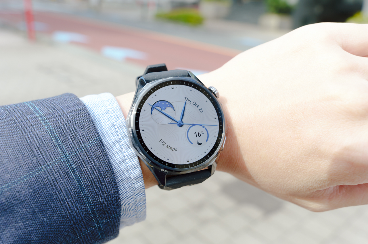 HUAWEI WATCH GT 6 レビュー/驚異的なバッテリー持ちを実現したスマートウォッチ。スポーツにも日常使いにも使え、高級感あるデザインが特徴 20 屋外での視認性も高い