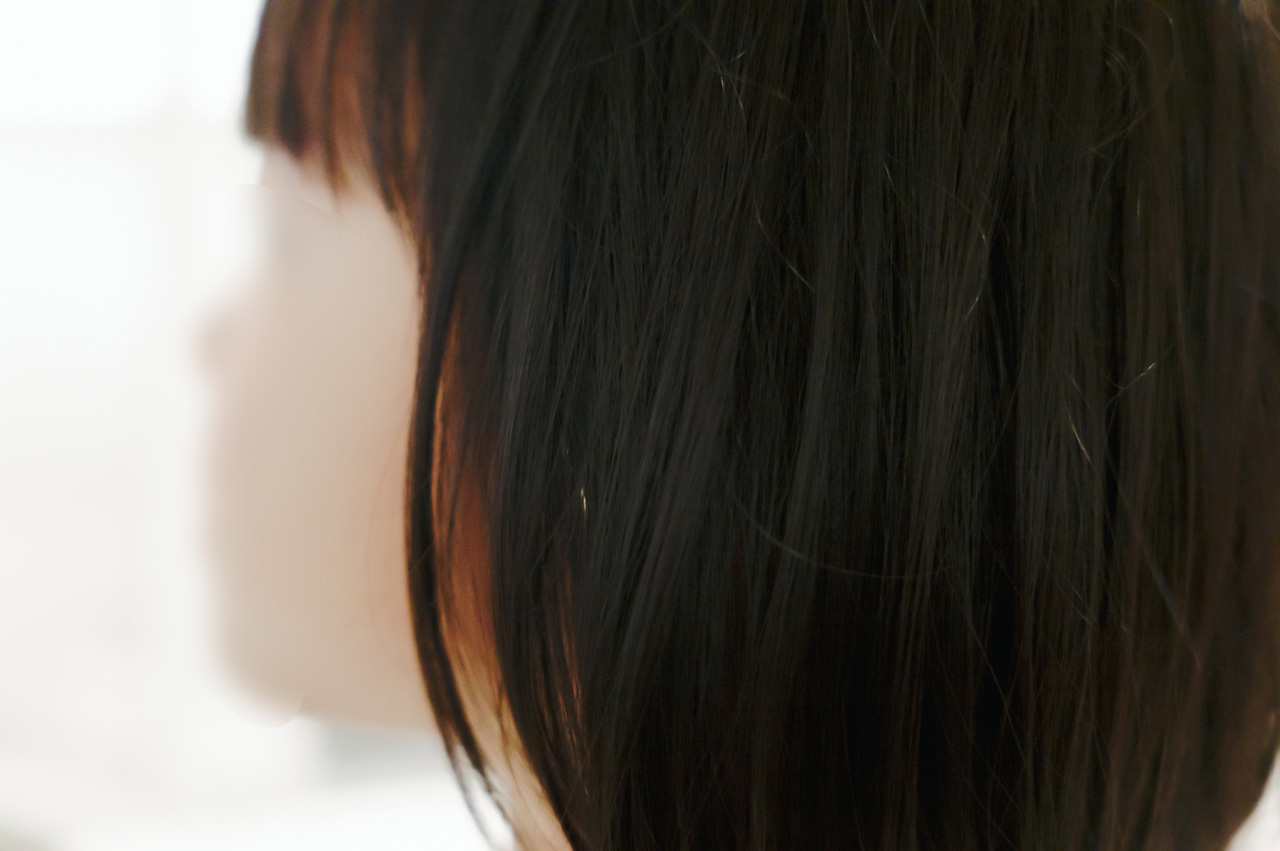 髪の毛で隠れる