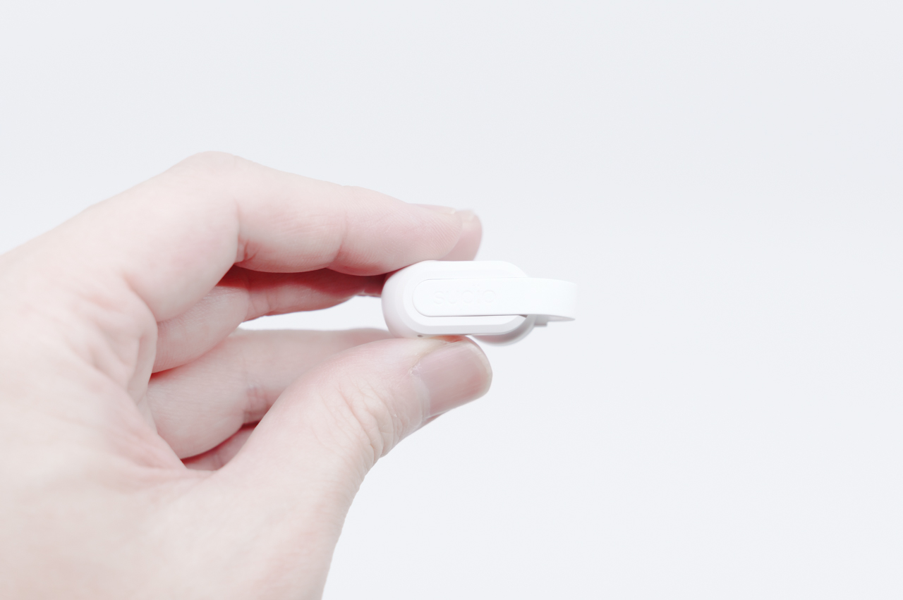 Sudio B3 レビュー/北欧デザインでスタイリッシュなイヤーカフ型ワイヤレスイヤホン。軽い付け心地でながら聴きに最適 16 イヤホン表面はタッチセンサーとなっている